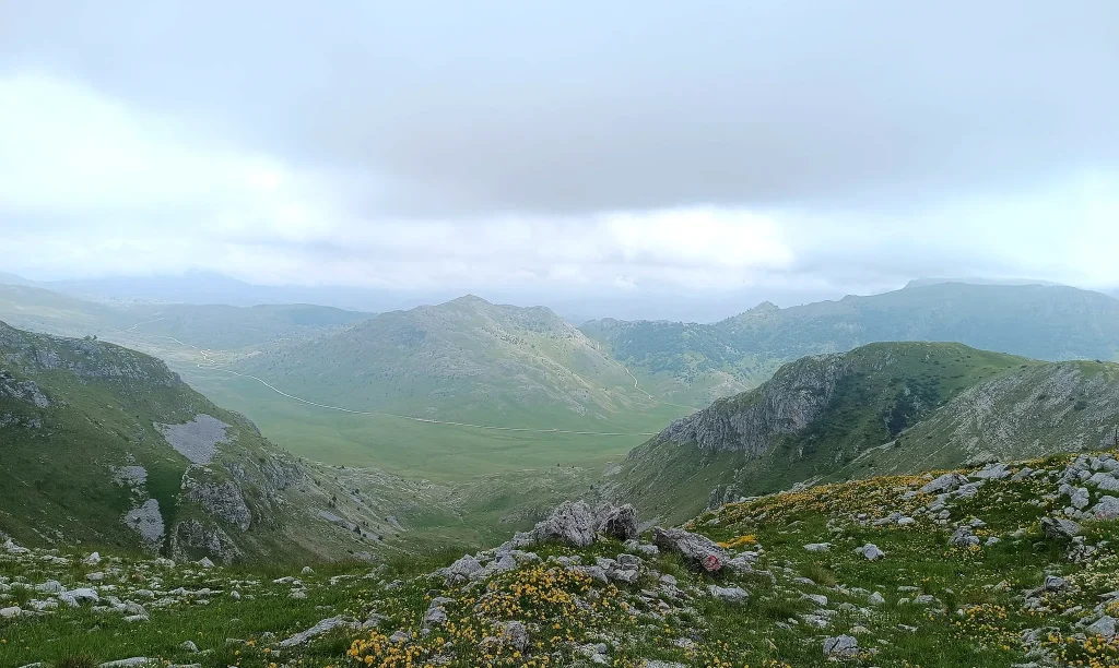 Vrh Krvavac na Bjelašnici i planinski grebeni