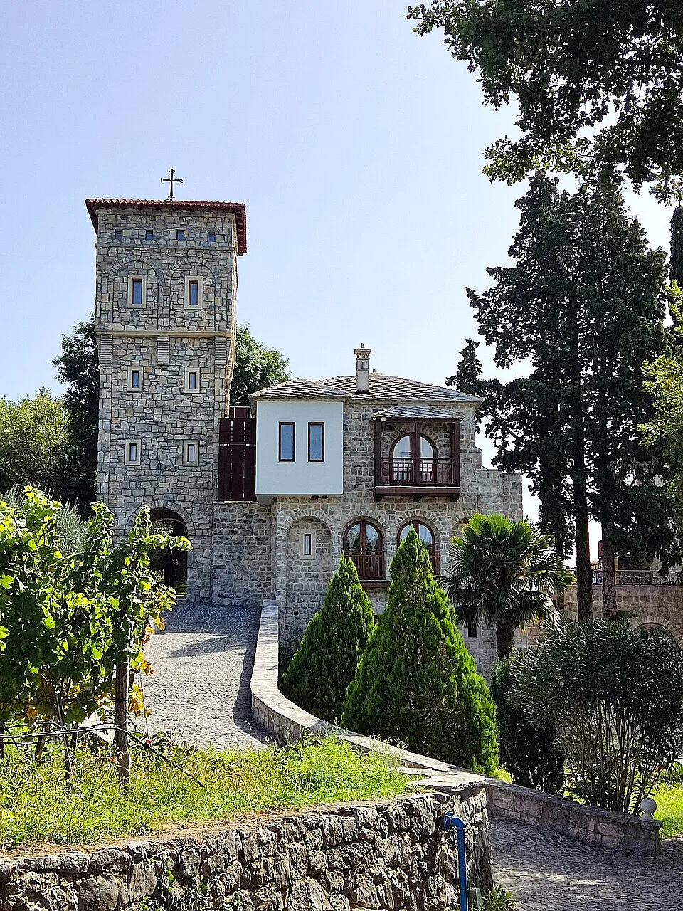 Manastir Tvrdoš – eksterijer